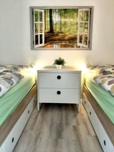 Schlafzimmer mit zwei Betten (je 0,9mx2m)